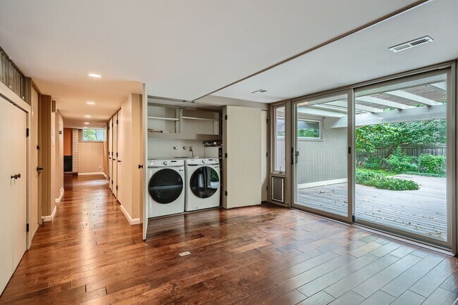 Building Photo - Gorgeous Mid-Century Ranch Home in Hillcre...