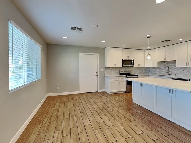 Building Photo - 1211 W Elna Rae St