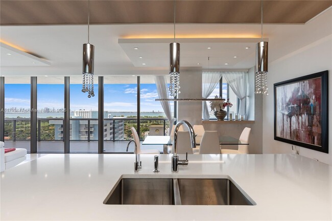 Foto del edificio - 5875 Collins Ave