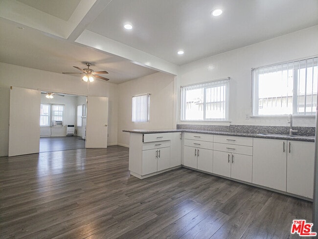 Building Photo - 336 S Wilton Pl