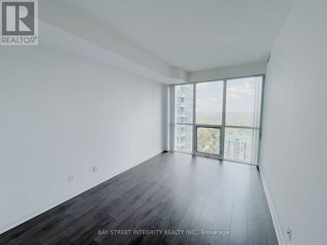 Building Photo - 5162-5162 Yonge St