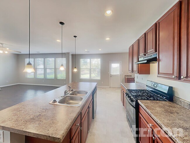 Building Photo - 5517 Village Trace