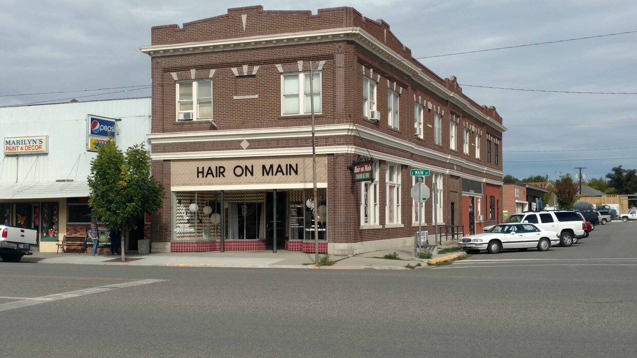 Frente a la calle East Main ST - Hair On Main