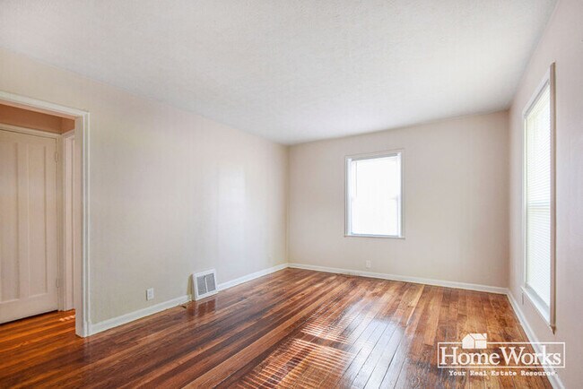 Building Photo - 609 W Ewing Ave