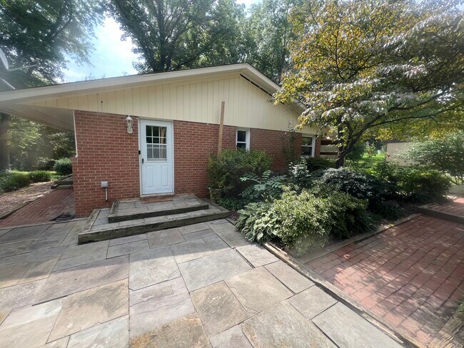 Foto del edificio - 7323 Pindell School Rd