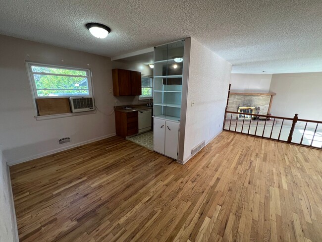 Building Photo - 3 Bed 2 Bath House with Attached 2 Car Gar...