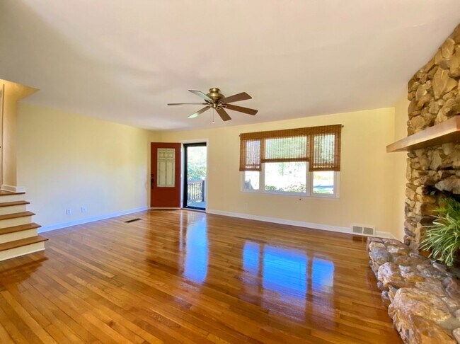 Foto del edificio - Beautiful Creekside Cottage in North Asheville