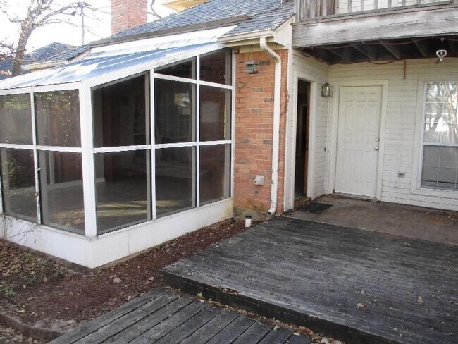 Building Photo - 4611 Oak Club Dr