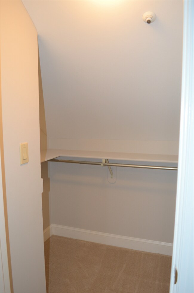 Building Photo - Large Townhouse 3 Bedroom 2 Full Baths and...