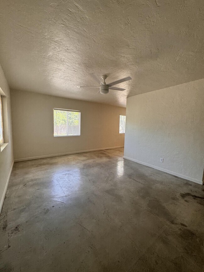 Foto del edificio - 2718 N Greenfield Rd