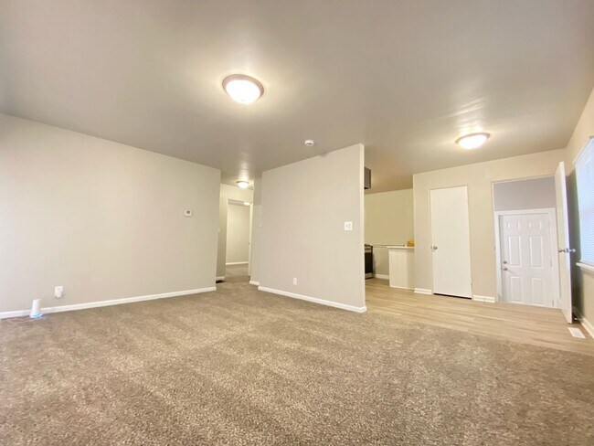 Building Photo - 2 Bedroom Home In Gary