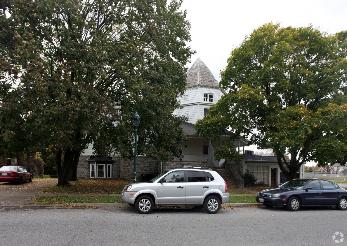 Primary Photo - 334 Summit Ave