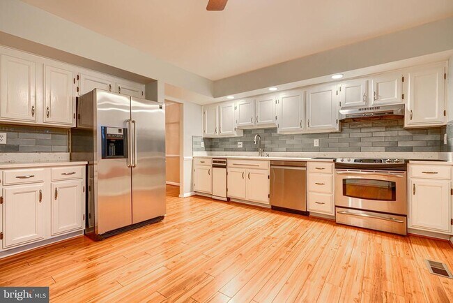 Foto del edificio - 414 Five Farms Ln