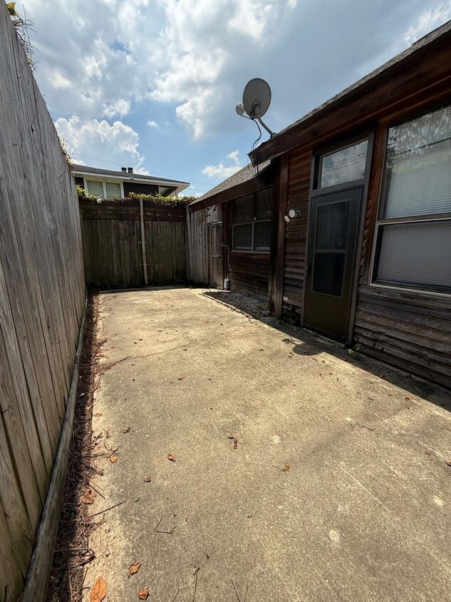 Cozy Efficiency with private backyard - 8462 Bayou Fountain Studio.
