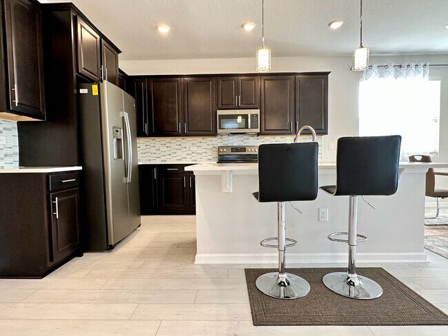 Foto del edificio - Two-Story Home Available in Davenport!