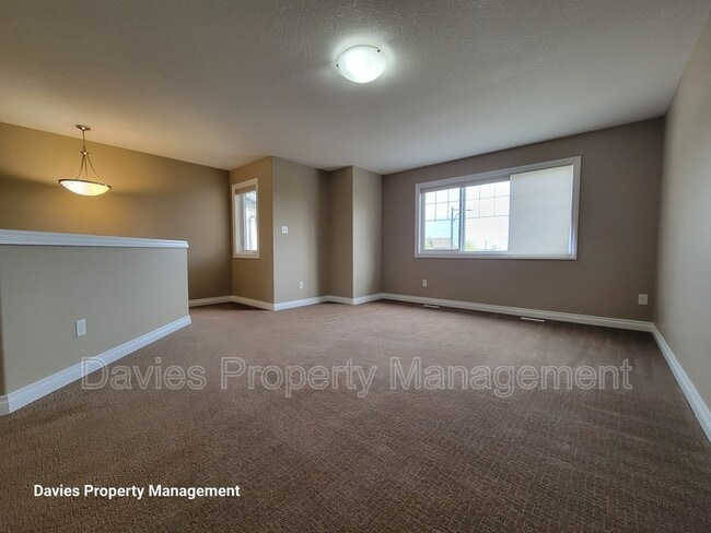 Building Photo - 6035-6034 4 Ave SW