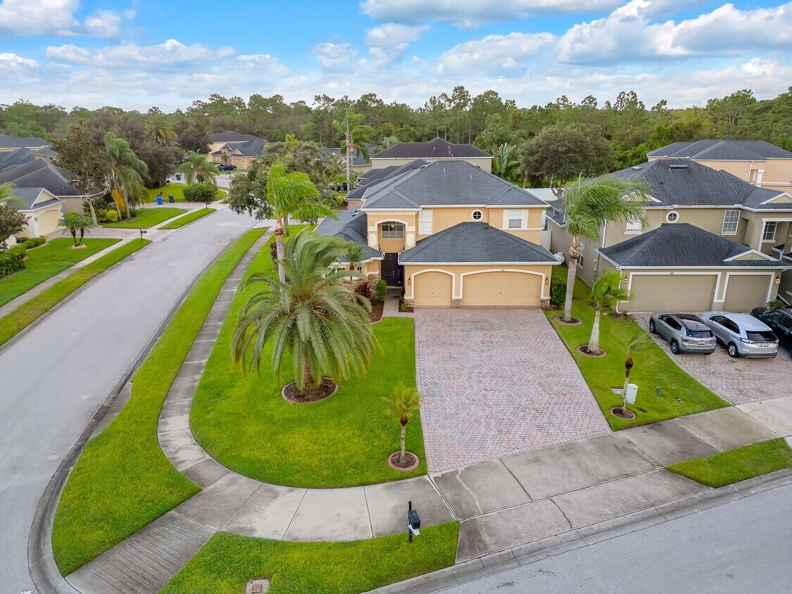 Foto principal - For Rent: Luxurious 4 Bed/3.5 Bath Home wi...