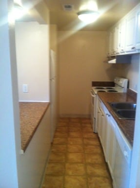 Building Photo - 3050 Lakeside Dr