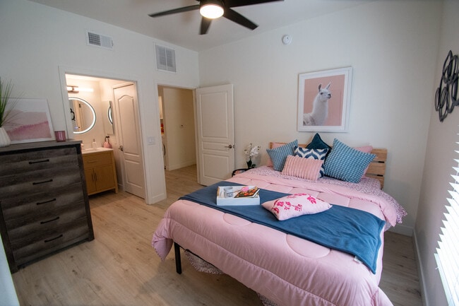 Building Photo - Stone Avenue Standard-Students Only!