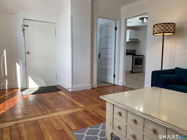 Foto del edificio - 51 Indian Neck Ave