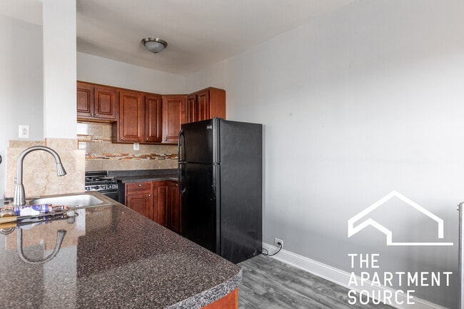 Building Photo - Free heat and gas for this Rogers Park one...