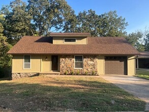 Building Photo - 1211 Essex Ln