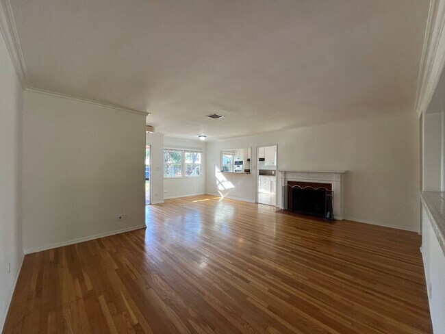 Foto del edificio - Sherman Oaks 3+2 w/appliances, family room, central air + more! (13627 Huston)