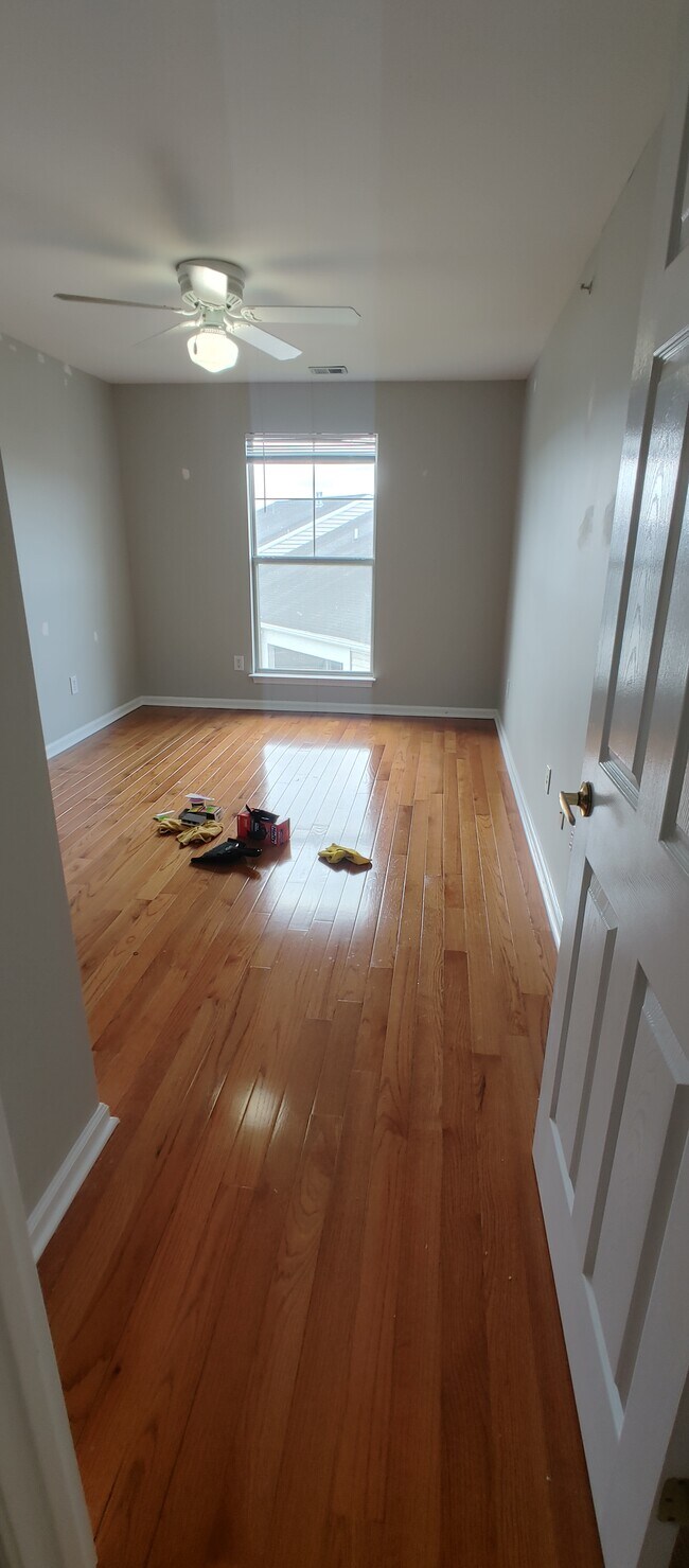 Building Photo - 303 N Knollwood Dr