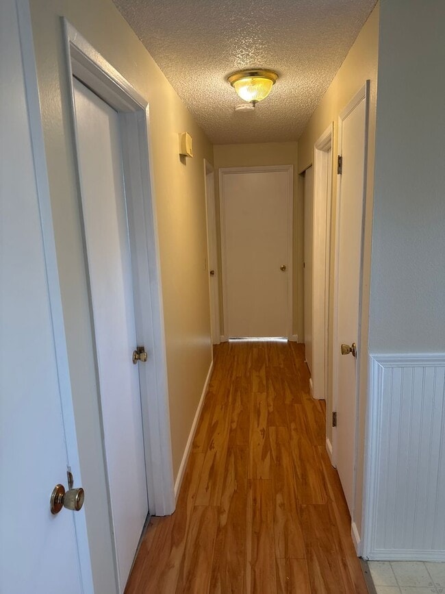 Building Photo - 3 bedroom 1 bathroom