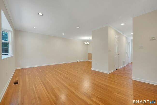 Foto del edificio - 37 Sheep Hill Rd