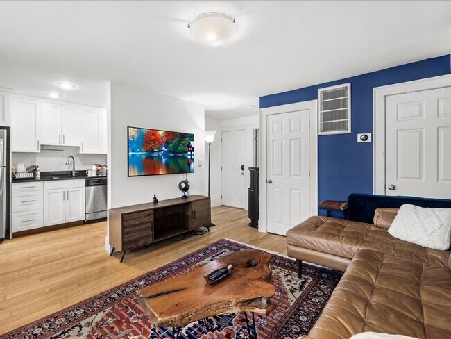 Building Photo - 445 Main St