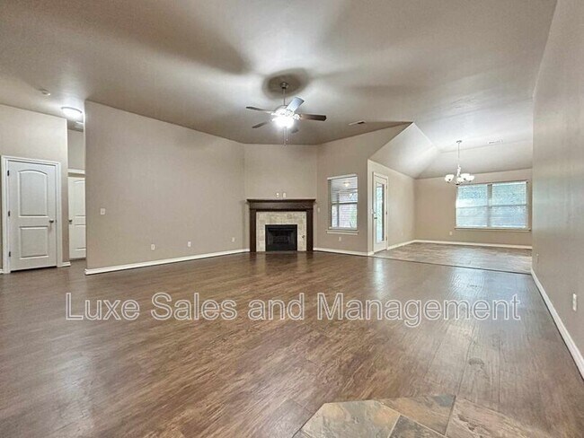 Building Photo - 2222 Brook Dr