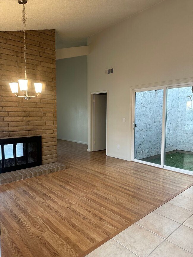 Building Photo - Woodcreek Cutie! 2bedroom 2bathroom