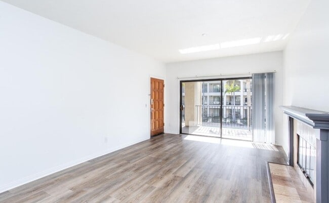 Foto del edificio - 11630 Warner Ave