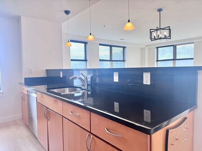 Building Photo - 323 Boylston St