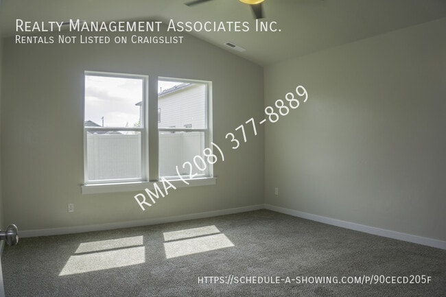 Building Photo - 5040 N Elmstone Ave