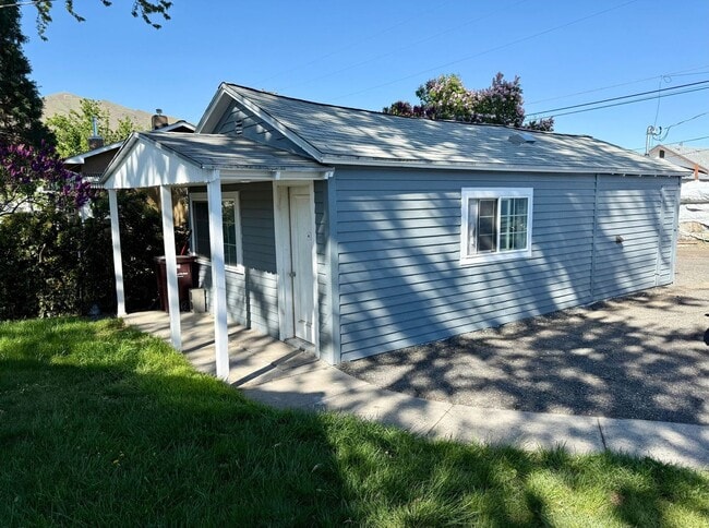 Building Photo - 1BR/1BA Studio in Downtown Clarkston!