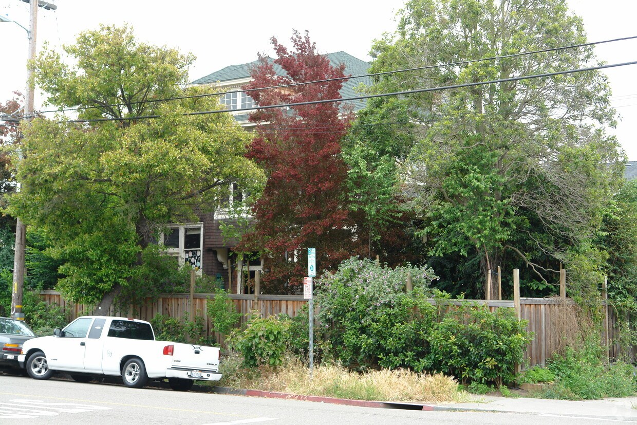 Building Photo - 2803 Hillegass Ave