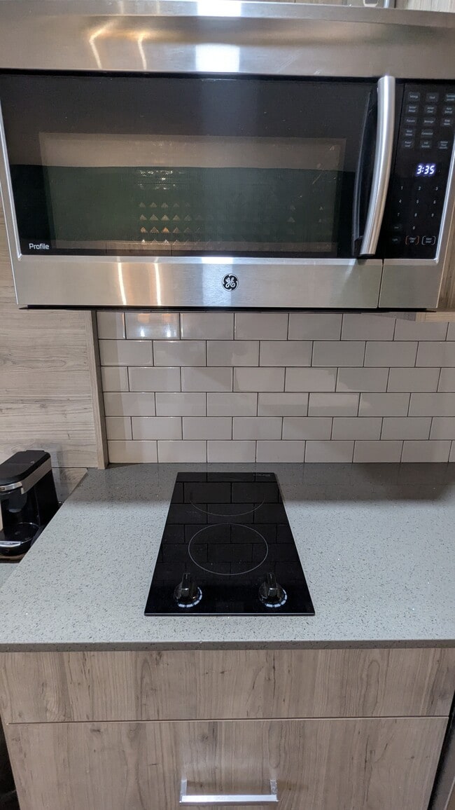 Building Photo - 3282 13 Av SE