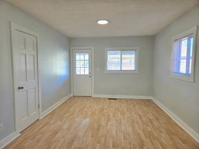 Foto del edificio - 324 Rosewood Ave