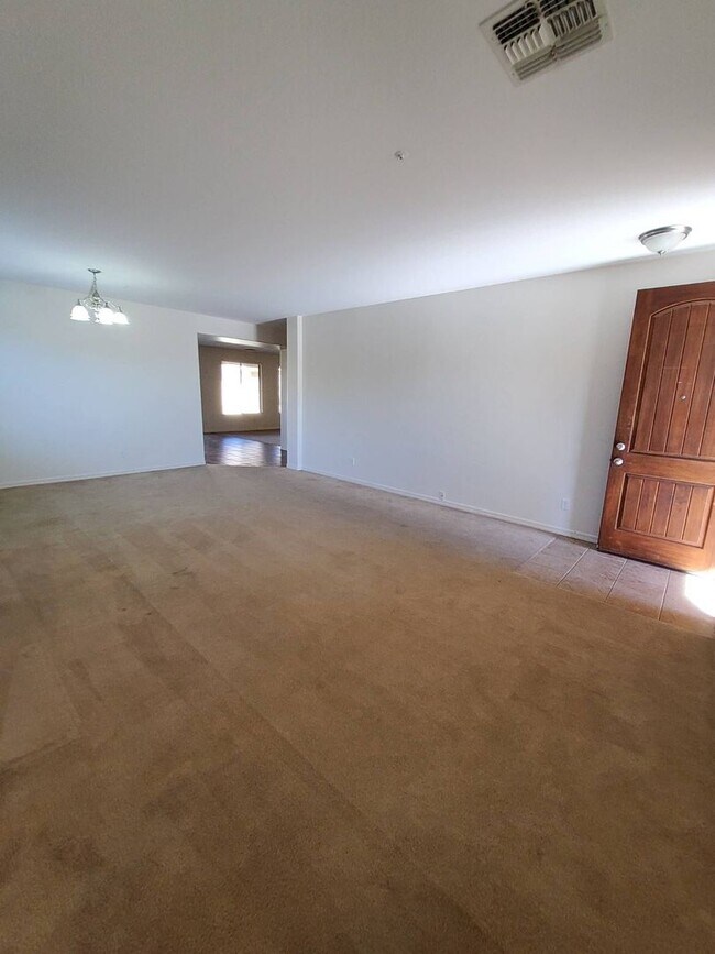 Building Photo - PEORIA 5 BEDROOM
