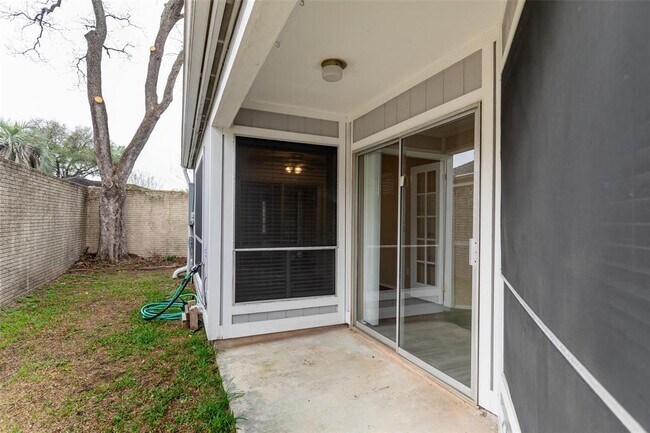 Foto del edificio - 8315 Shadow Wind Dr