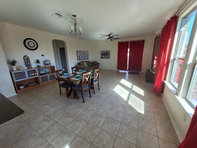 Foto del edificio - Room in House on Welch Hallow