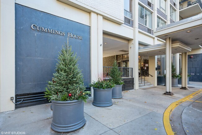 Foto del edificio - 1360 N Sandburg Terrace