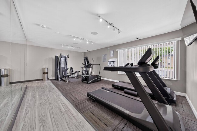 Gimnasio de última generación abierto las 24 horas, los 7 días de la semana, en Drawbridge Apartments en Harrison Township, Michigan. - Drawbridge Apartments East