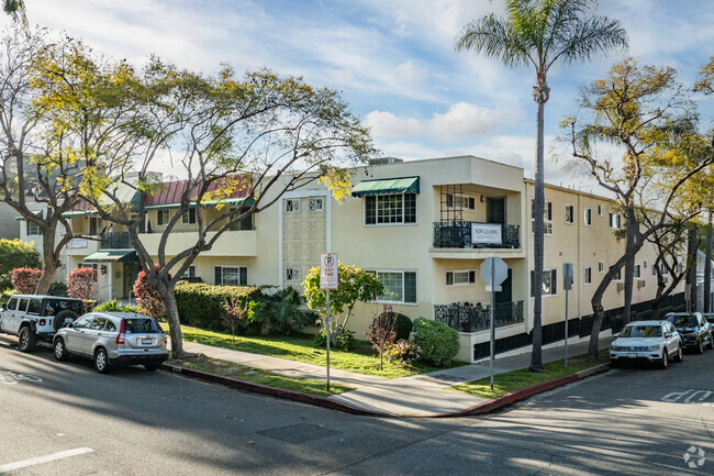 Exterior del edificio - 8130 Norton Avenue Apartments