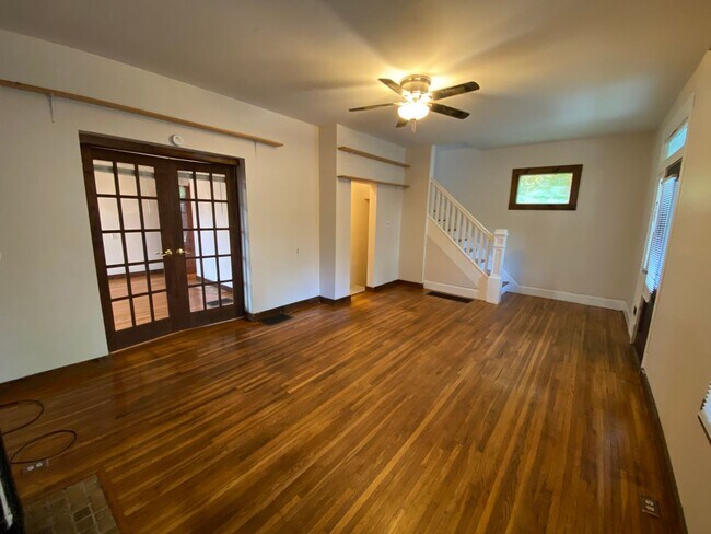 Building Photo - 2334 Indianola Ave
