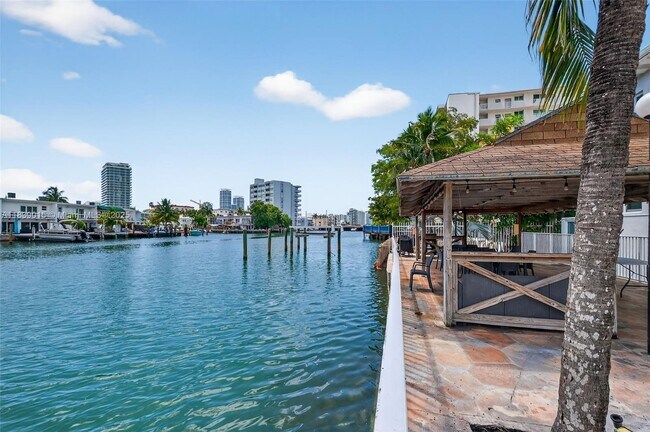 Building Photo - 7207 Bay Dr
