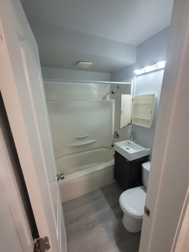 Building Photo - 570 Ellice Ave