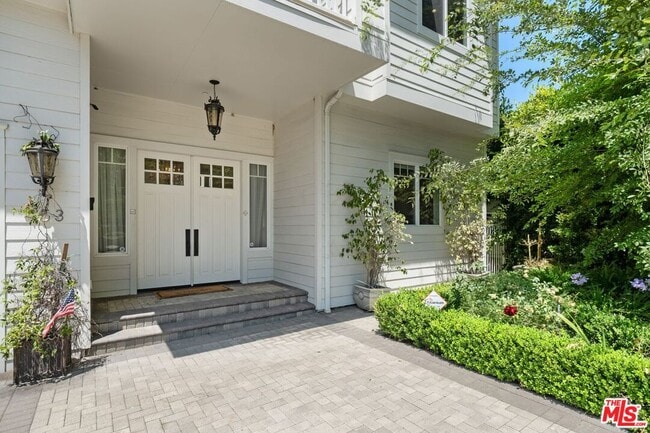 Building Photo - 453 S Bentley Ave